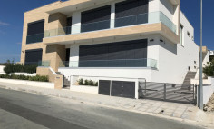 Luxury modern villa with unobstructed panoramic sea views 