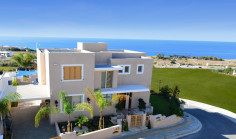 Large 3 bedroom villa with swimming pool for sale in Chloraka