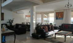 Luxury 7 bedroom house with swimming pool for sale in Coral Bay