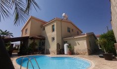 4 bedroom house with swimming pool for sale in Tersefanou