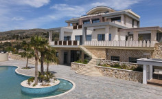 Luxury 8 bedroom house with swimming pool for sale in Mesa Chorio