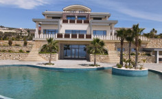 Luxury 8 bedroom house with swimming pool for sale in Mesa Chorio