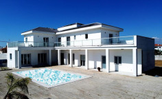 Spacious 4 bedroom house with swimming pool for sale in Aradippou