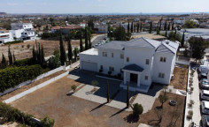 Spacious 4 bedroom house with swimming pool for sale in Aradippou