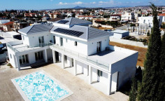 Spacious 4 bedroom house with swimming pool for sale in Aradippou