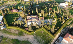 Spacious 5 bedrooms house with swimming pool for sale in Parekklisia