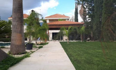 Spacious 5 bedrooms house with swimming pool for sale in Parekklisia