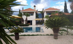 Spacious 5 bedrooms house with swimming pool for sale in Parekklisia