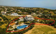 Luxury 4 bedrooms house with swimming pool for sale in Peyia