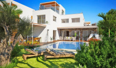 4 bedroom villa with swimming pool for sale in Geroskipou Tourist Area