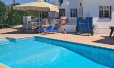 3 bedroom furnished bungalow with swimming pool to rent in Peyia