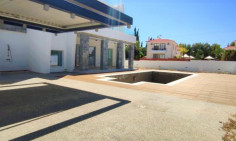 Large 5 bedroom house with swimming pool for sale in Protaras