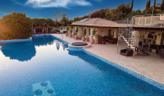 4 bedroom furnished house with swimming pool for sale in Aphrodite Hills