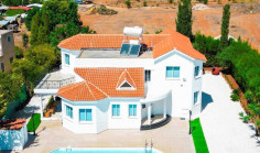 5 bedroom house with swimming pool to rent in Peyia