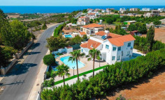 5 bedroom house with swimming pool to rent in Peyia