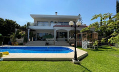 5 bed house with swimming pool for sale in Agios Tychonas