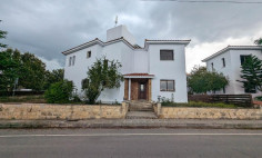 4 bedroom house with swimming pool for sale in Polemi
