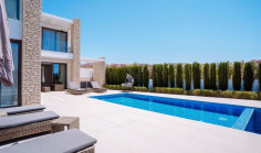Luxury 4 bedroom house with swimming pool to rent in Coral Bay