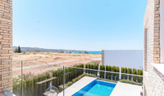 Luxury 4 bedroom house with swimming pool to rent in Coral Bay