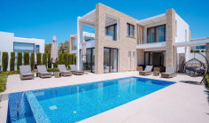 Luxury 4 bedroom house with swimming pool to rent in Coral Bay