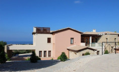 Luxury 5 bedroom house with swimming pool for sale in Aphrodite Hills