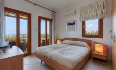 Spacious 5 bedroom furnished house with swimming pool for sale in Aphrodite Hills