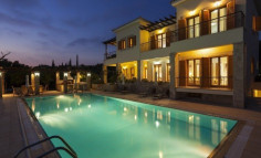 Spacious 5 bedroom furnished house with swimming pool for sale in Aphrodite Hills