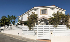 4 bedroom house in Dekelia only 350 m from the sea 