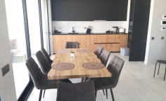 Luxurious 3-bedroom penthouse with private pool and sea view 