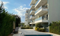 Spacious penthouse with pool and gym in Parekklisia 