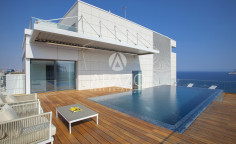 Sea view luxury penthouse in the center of Limassol 