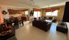 Spacious 3 bedroom apartment in central Mesa Geitonia 