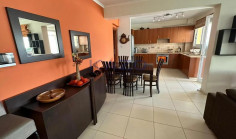 Spacious 3 bedroom apartment in central Mesa Geitonia 