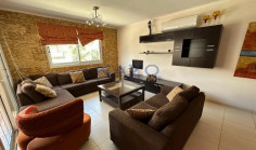 Spacious 3 bedroom apartment in central Mesa Geitonia 