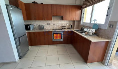 Spacious 3 bedroom apartment in central Mesa Geitonia 