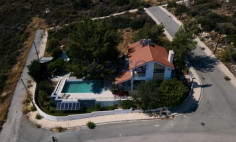 Spacious Zanakia home with pool and sea view 
