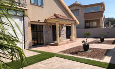 Detached house with pool four bedrooms spacious plot 
