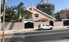 Detached house with pool four bedrooms spacious plot 
