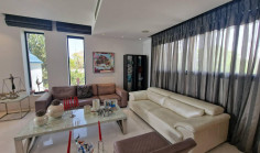 8 bedroom house to rent in Engomi