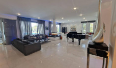 8 bedroom house to rent in Engomi