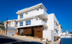 Spacious apartment for sale in Germasogeia