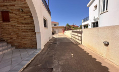 4 bedroom villa Dhekelia road 300 meters from the beach 