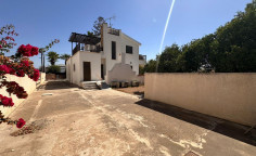 4 bedroom villa Dhekelia road 300 meters from the beach 