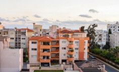 Spacious seafront 3-bed apartment in Mouttagiaka 