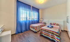 Spacious seafront 3-bed apartment in Mouttagiaka 