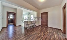 Spacious seafront 3-bed apartment in Mouttagiaka 