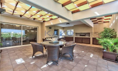 Spacious seafront 3-bed apartment in Mouttagiaka 