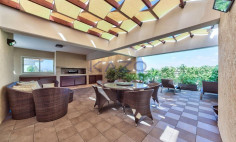 Spacious seafront 3-bed apartment in Mouttagiaka 