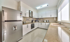 Spacious seafront 3-bed apartment in Mouttagiaka 