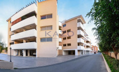 Spacious seafront 3-bed apartment in Mouttagiaka 